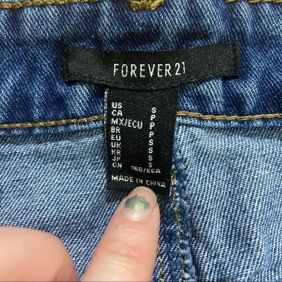 🛍3/$30 Forever 21  women’s blue‎ denim raw edge skirt in size small - Picture 3 of 5